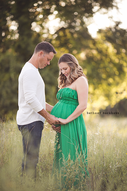 Mount Dora Maternity Photographer | Sunlit field maternity photos