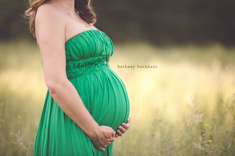 Mount Dora Maternity Photographer | Sunlit field maternity photos